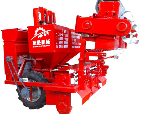 最新馬鈴薯種植機(jī)